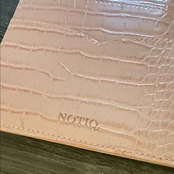 Notiq Pink Croc with Rose Gold hardware 6 ring A5 agenda - Picture 7 of 8